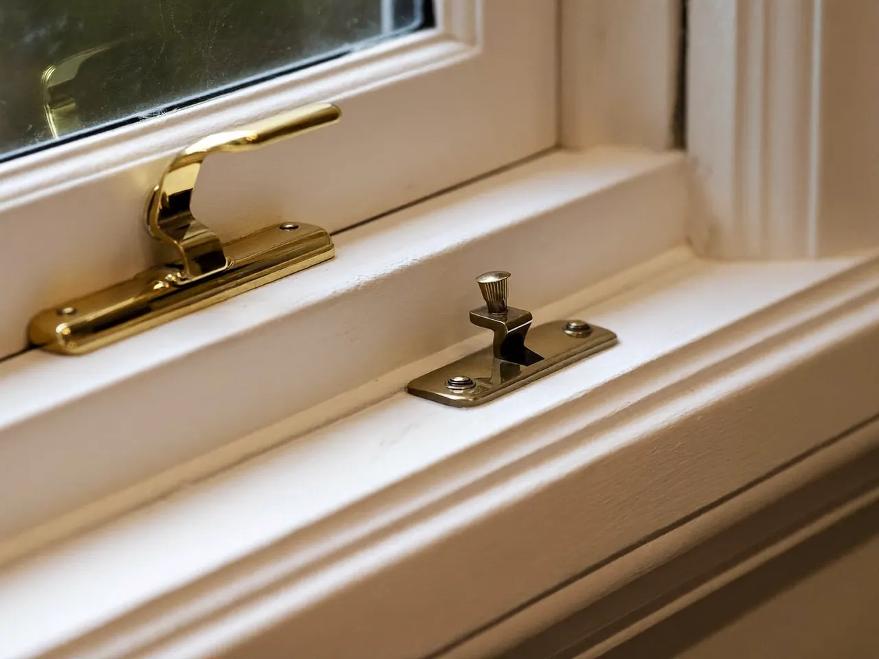 Meeting-rail seal closing the gap on a sash window